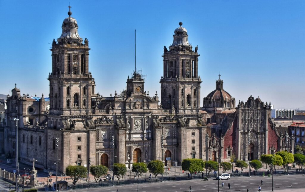 Imponente vista de la catedral Metropolitana de la Ciudad de México