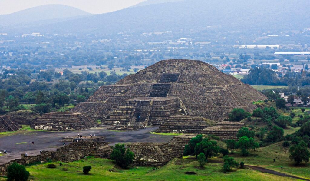 Pirámide de la Luna vista desde la Pirámide del Sol, Teotihuacán