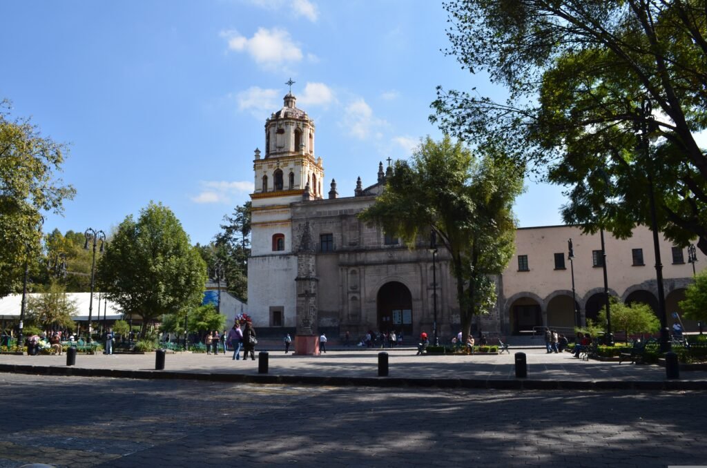 Iglesia de San Juan Bautista en la Plaza Hidalgo de Coyoacán