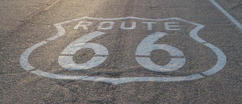 El icono de la ruta 66 aparece pintado en el asfalto de la carretera