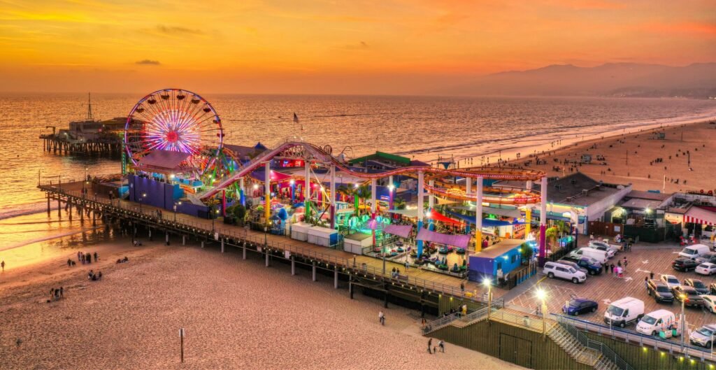El pequeño y colorido parque de atracciones en el Pier de Santa Mónica
