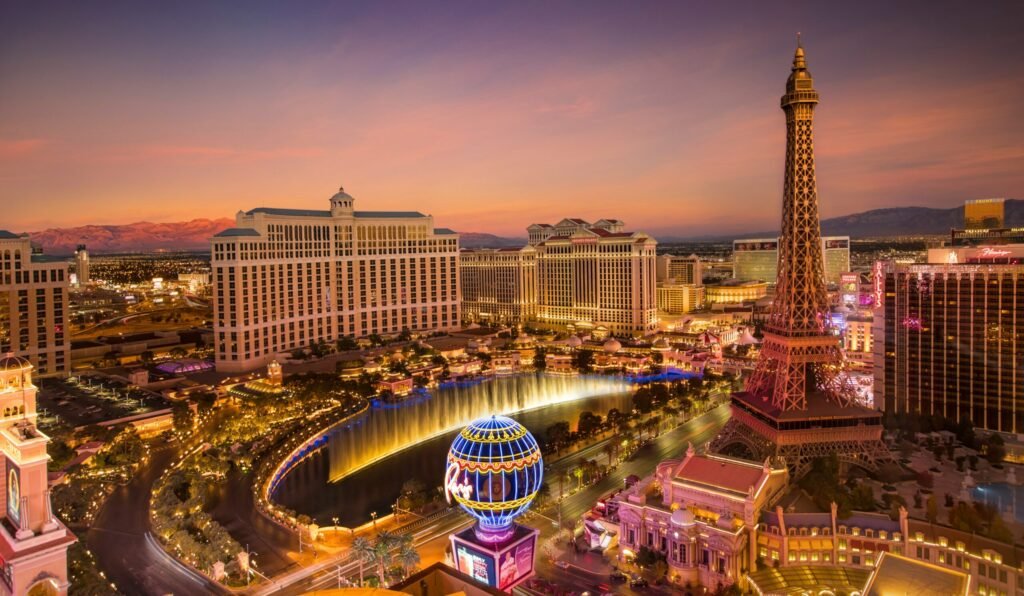 Vista nocturna de la ciudad de Las Vegas iluminada