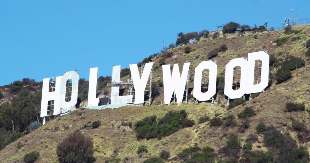 EL famoso cartel de Hollywood se alza imponente en la colina
