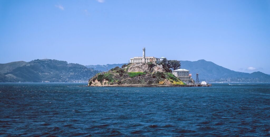 La famosa cárcel de Alcatraz (San Francisco), rodeada completamente de mar