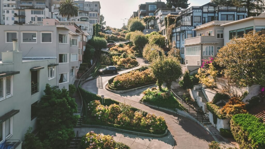 La famosa calle Lombard Street de San Francisco, conocida por sus constantes curvas