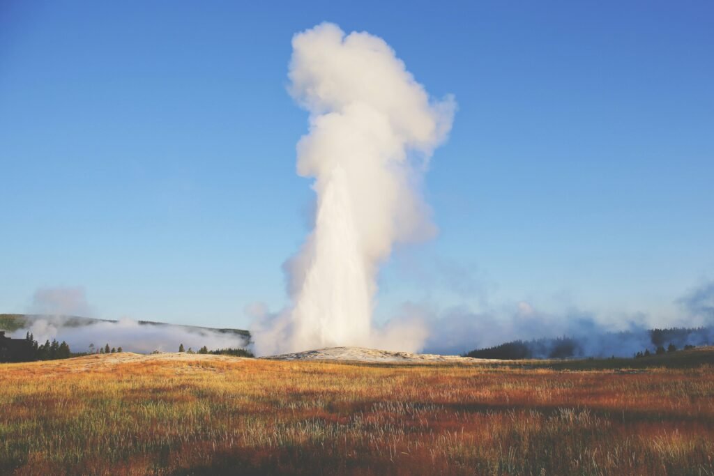 Columna de vapor generada por un géiser en Yellowstone