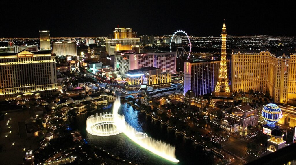 Vista nocturna de la ciudad de Las Vegas, totalmente iluminada y llena de vida