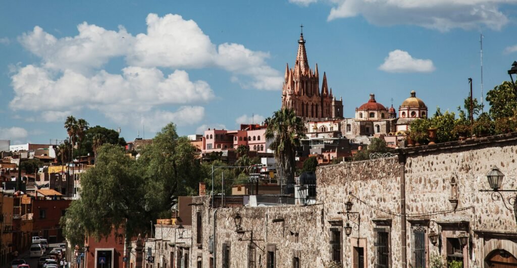 bonita vista panorámica de San Miguel de Allende y su típica Catedral