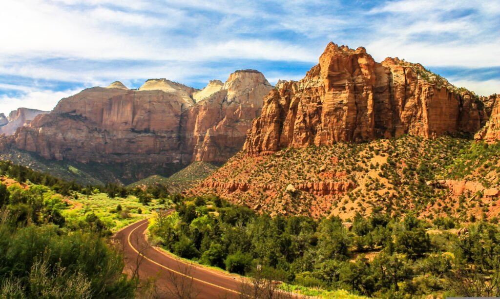 El sol ilumina las formaciones rocosas de Zion Canyon