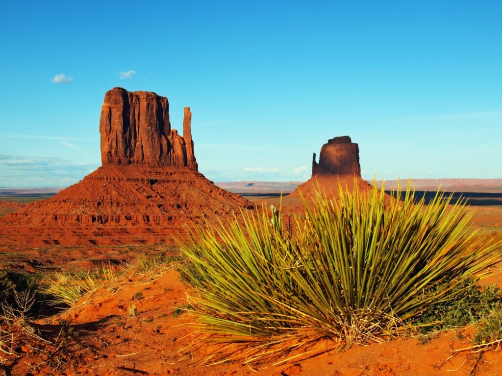 Dos grandes monolitos de Monument Valley, cielo azul detrás
