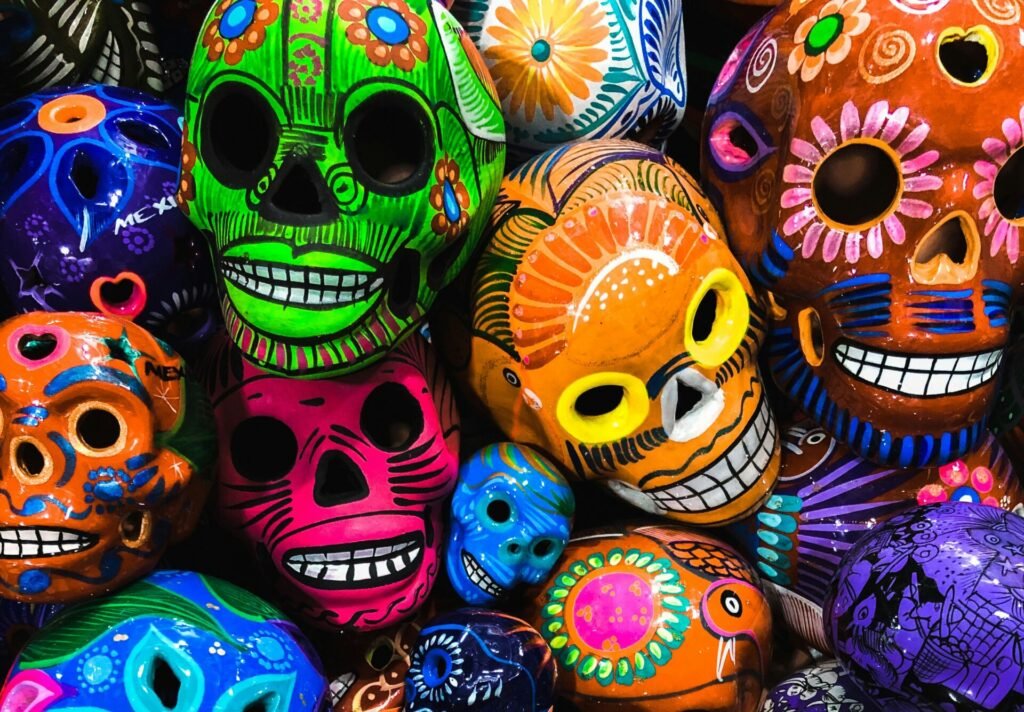 Multitud de calaveras de colores de cerámica se acumulan por el día de los muertos en México