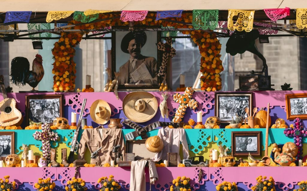 Exhibición de sombreros y cuadros, día de los muertos de México