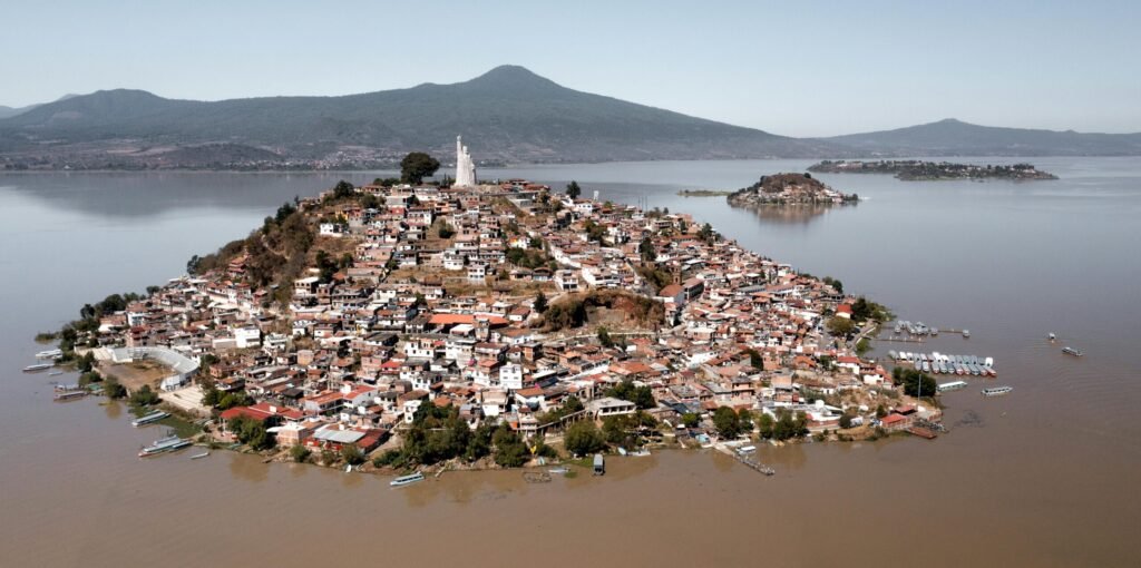 Vista aérea de la isla de Janitzio en el Lago de Pátzcuaro